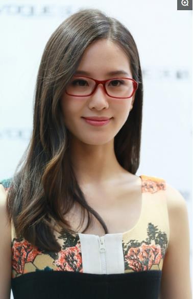 鏡頭背后的挑戰(zhàn)與人生的無(wú)限可能，近視明星的故事