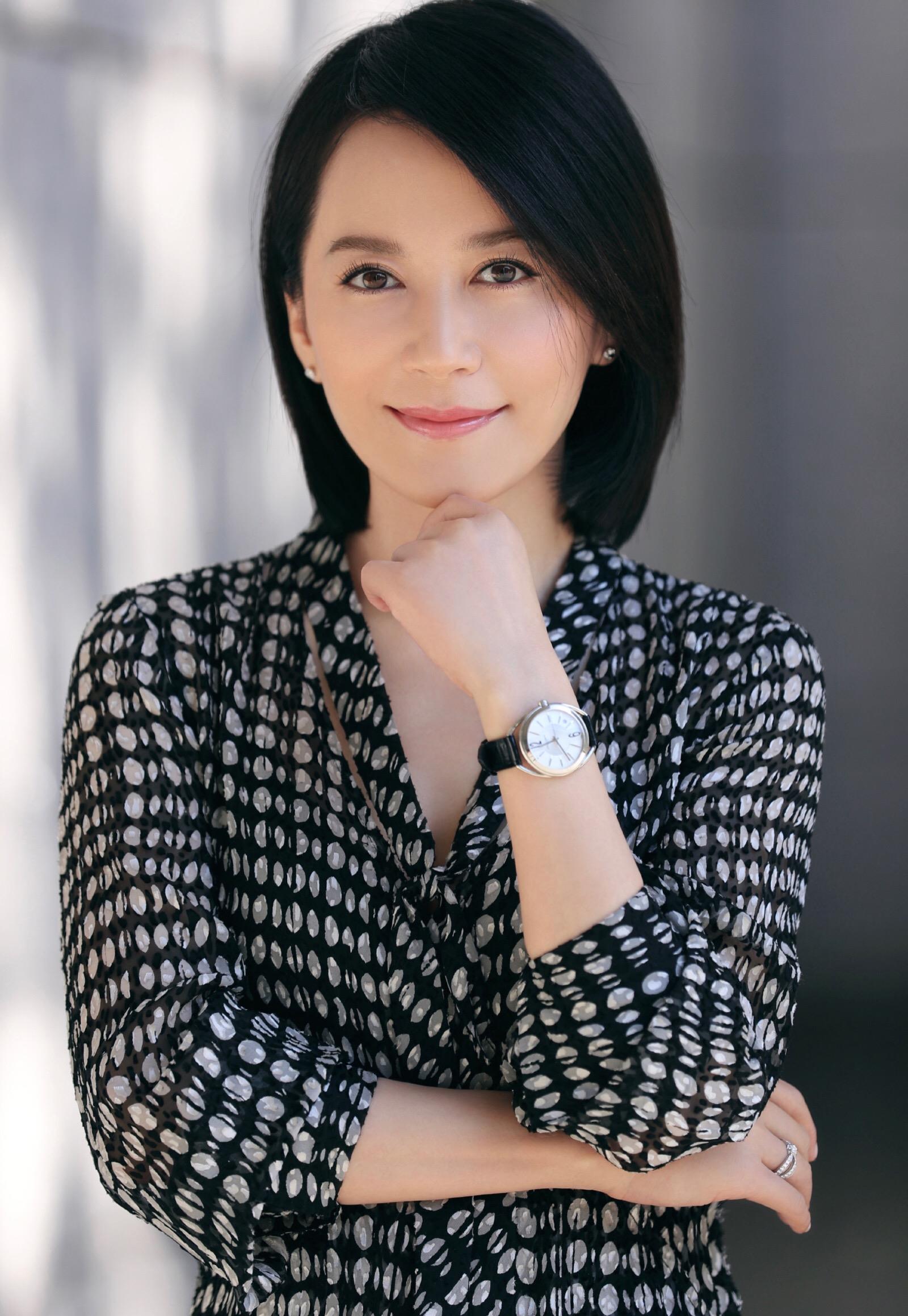 五十歲女星的自信魅力與成長(zhǎng)之路，歲月賦予的智慧與成長(zhǎng)的力量