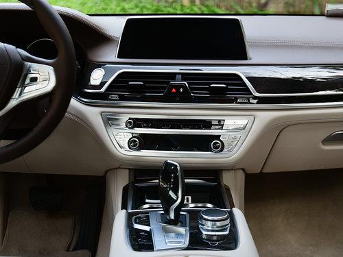 2025款寶馬730Li優(yōu)惠信息，與自然美景的浪漫之旅啟幕！