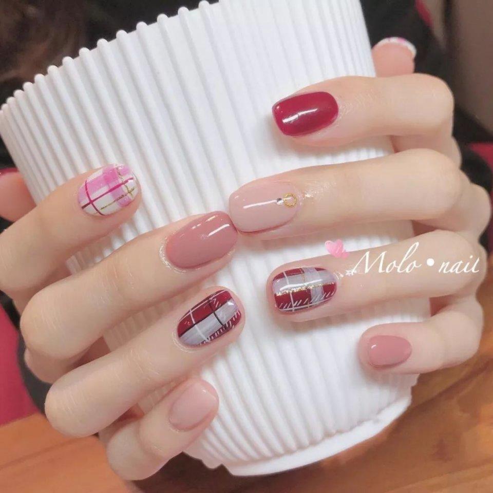 美甲幫最新粉色系列美甲圖片——小靜的美甲奇遇與友情紐帶展示